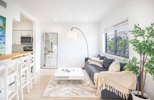 Bay Harbor Islands Apartamento | Comfort and Style 2 Bed 1 bath 2 min to the Beach!