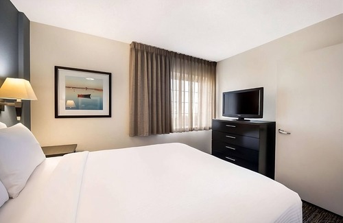 Libertyville Casa | Comfort and Value! 3 Relaxing Hotel Units, Near Great Lakes Naval Station