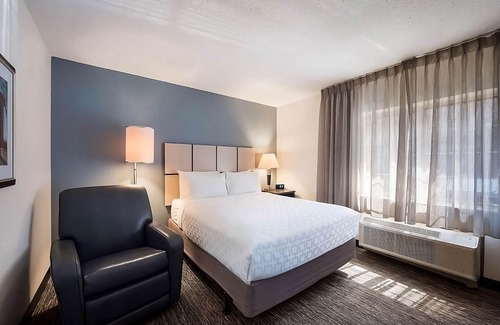 Libertyville Casa | Comfort and Value! 3 Relaxing Hotel Units, Near Great Lakes Naval Station
