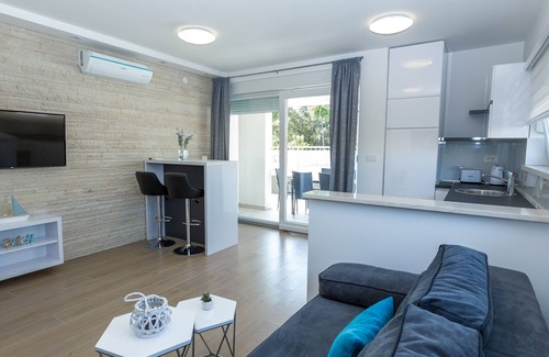 Zrce Apartamento | Confort de dos dormitorios con terraza