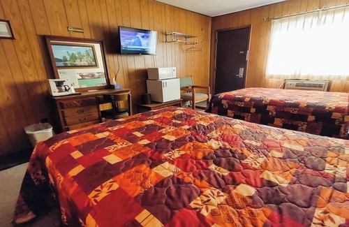 International Falls Hotel | Comfort & Convenience! Room Near Restaurants and Local Attractions for Families!