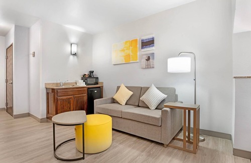 Southeastern Sacramento Hotel | Comfort Inn & Suites Sacramento - University Area