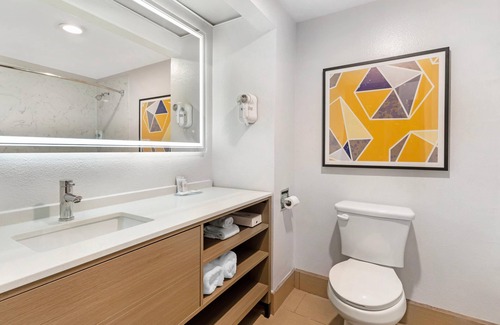 Southeastern Sacramento Hotel | Comfort Inn & Suites Sacramento - University Area