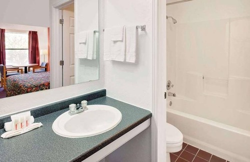 Muskogee Casa | Comfort Meets Affordability in Knights Inn Muskogee! 3 Great Units, Free Parking