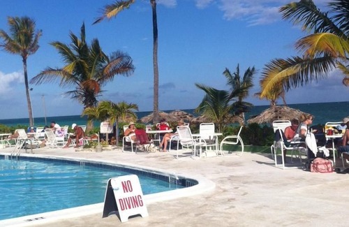 Williams Town Condominio | Fabuloso condominio frente al mar de 2 dormitorios en la mejor playa de Freeport