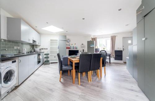 Eltham West Apartamento | Comfortable 2BR House with Garden and Parking