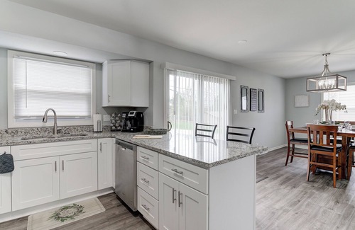 Waukesha Casa | Comfortable 3 Bedroom with King bed in Waukesha
