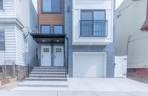 Lower Vailsburg Apartamento | Comfortable 3BR/2BA Home , 2 Units in One+ Great for Family Trips +Free Parking