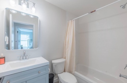 Lower Vailsburg Apartamento | Comfortable 3BR/2BA Home , 2 Units in One+ Great for Family Trips +Free Parking