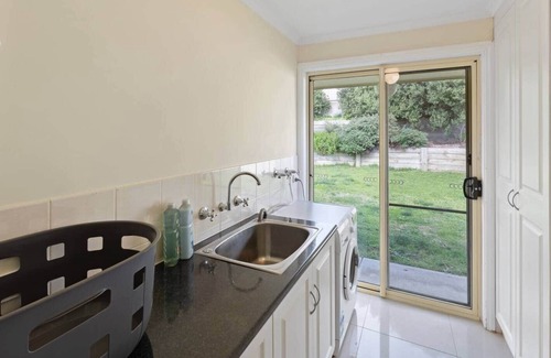 Mount Gambier Casa | Comfortable 4-Bedroom Home with Backyard Escape