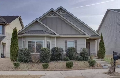Normal Casa | Comfortable 4 bedroom close to everything in a quite neighborhood.