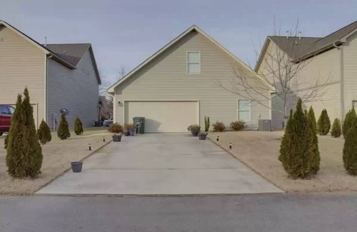 Normal Casa | Comfortable 4 bedroom close to everything in a quite neighborhood.