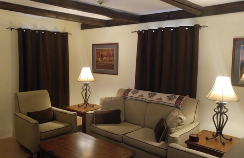 Tumacacori-Carmen Apartamento | Comfortable apartment with kitchen and lounge at Historic Rancho Santa Cruz.