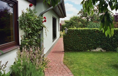Ribnitz Casa | Casa de vacaciones confortable, apta para personas alérgicas, en una ubicación céntrica y tranquila, en el campo