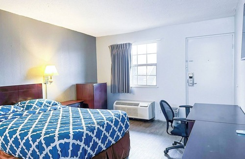 Madisonville Hotel | Comfortable and Clean Room Near Madisonville’s Top Parks and Trails