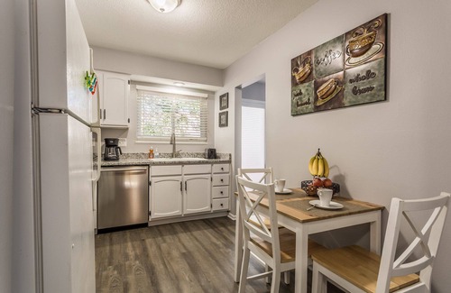Lenexa Casa | Cómodo y elegante dúplex 3BDR, unidad n. ° 3