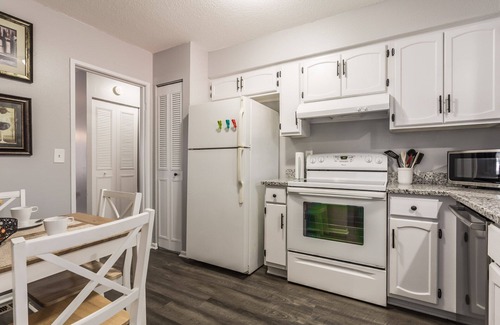 Lenexa Casa | Cómodo y elegante dúplex 3BDR, unidad n. ° 3