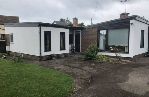 Coleford Casa | Comfortable architect designed retro style bungalow, easy access