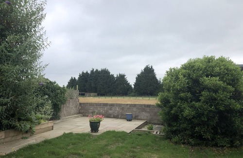 Coleford Casa | Comfortable architect designed retro style bungalow, easy access