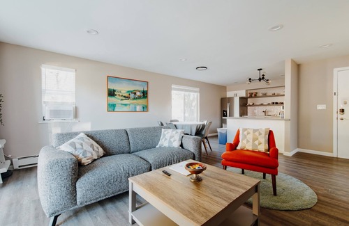 Renton Apartamento | Comfortable beds, convenient location. Welcome home.