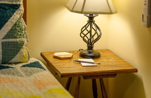 Stowe Cama Y Desayuno | Comfortable budget room with queen bed, street view, and all-glass shower stall with full service breakfast included