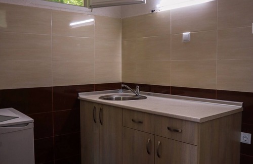 Kamena Casa | Cómodo bungalow para dos en el corazón del bosque.
