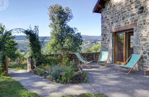 Chalmazel-Jeansagniere Cabaña | Casa rural cómoda con sauna, chimenea, jardín, cerca de estación de esquí