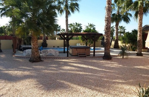 Orihuela Casa | Cómoda habitación doble en el campo con piscina y bañera de hidromasaje.