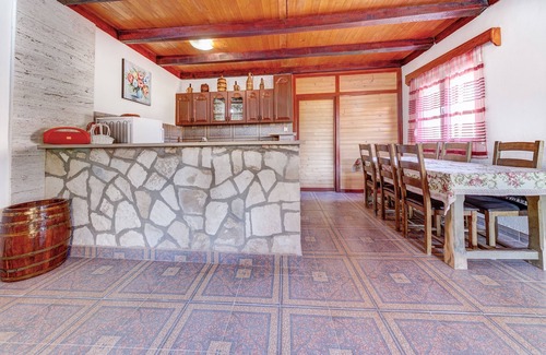 Dodosi Casa | Comfortable Holiday Home with Garden near Lake