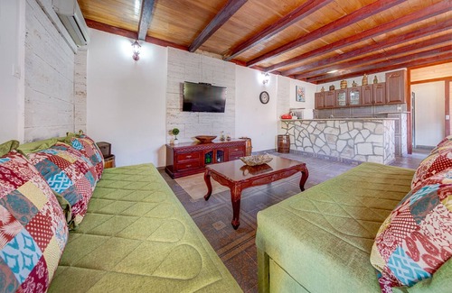 Dodosi Casa | Comfortable Holiday Home with Garden near Lake