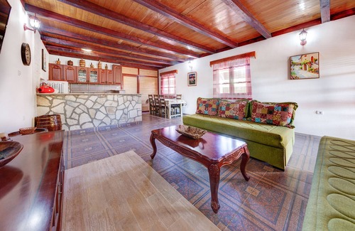 Dodosi Casa | Comfortable Holiday Home with Garden near Lake