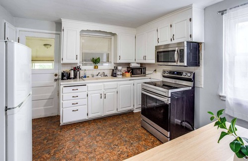 Gates-North Gates Casa | Comfortable Home In the Suburb close to Dwtn and Airpo