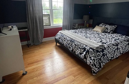 Newtonville Casa | Comfortable Poolside Luxury 21//2 hours from NYC