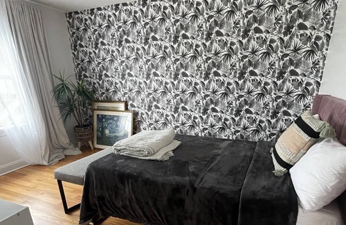 Newtonville Casa | Comfortable Poolside Luxury 21//2 hours from NYC