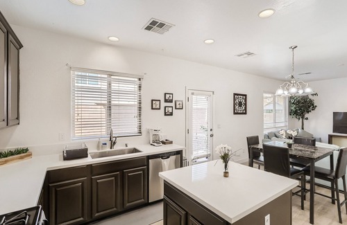 Midway Casa | Comfortable renovated home in Great Location - 3/2