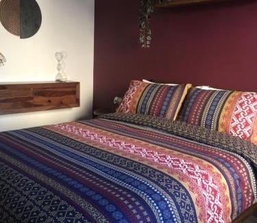Glastonbury Casa | Comfortable rooms with live in host, walking distance to the High St & more