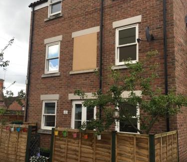 Glastonbury Casa | Comfortable rooms with live in host, walking distance to the High St & more