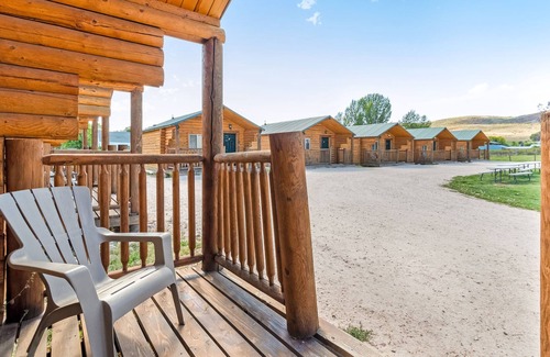 St. Charles Cabina | Cómoda cabina con un gran porche delantero y cocina bien equipada.