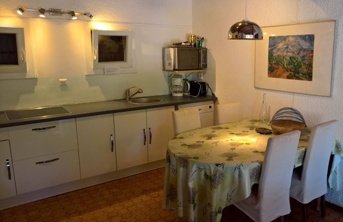 Mejannes-le-Clap Casa | Confortable casa de vacaciones con un gran jardín, ideal para personas altas.