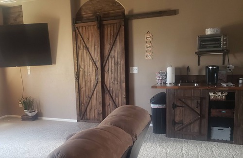 Montrose Casa | COMFY 2 bedroom 1 bath, living room, mini kitchen with 70" smart TV & Grill