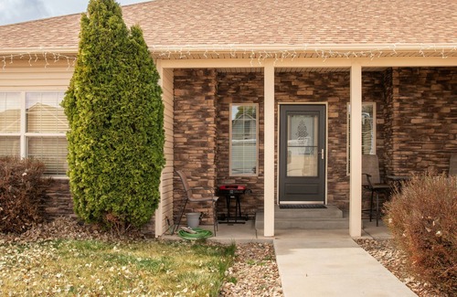 Montrose Casa | COMFY 2 bedroom 1 bath, living room, mini kitchen with 70" smart TV & Grill