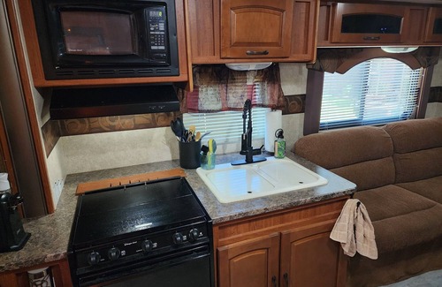 Hawkins Casa | Comfy 2010 Surveyor RV, 2 bedrooms in Holiday Village in Quitman