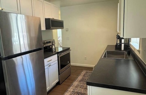Williston Apartamento | Comfy 2BR Retreat – Walk to Shops & Dining!