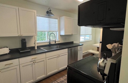 Williston Apartamento | Comfy 2BR Retreat – Walk to Shops & Dining!