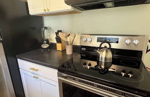 Williston Apartamento | Comfy 2BR Retreat – Walk to Shops & Dining!