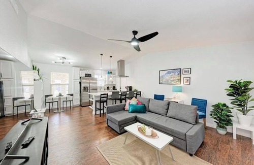 McNeil Casa | Comfy 3BR Home near Lakeline & Dell Children's