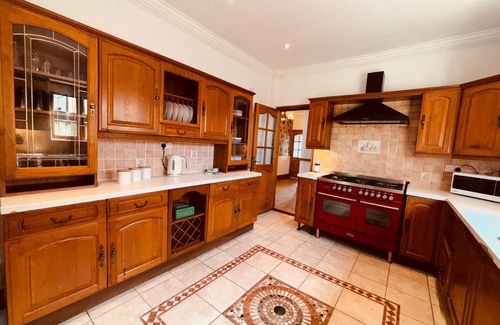 Penderry Casa | Comfy 5-bedroom House in Swansea; great for families, friends, tourists, workers