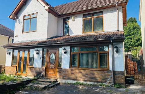 Penderry Casa | Comfy 5-bedroom House in Swansea; great for families, friends, tourists, workers