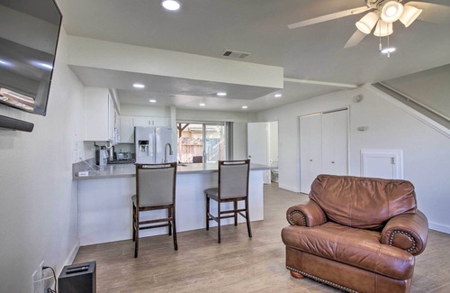 Country Rose Casa | Comfy Bakersfield Townhome - Fire Pit & Patio