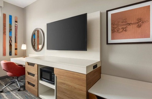 East San Mateo Casa | Comfy beds in a central location